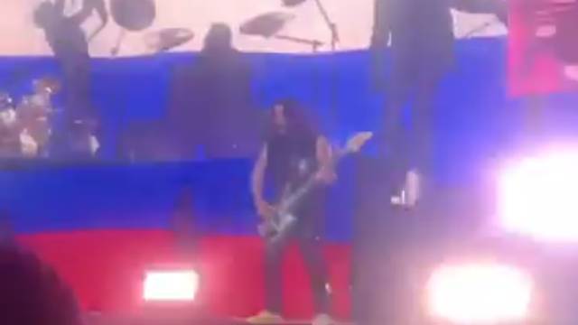 Scorpions раскачали стадион выступлением на фоне российского триколора