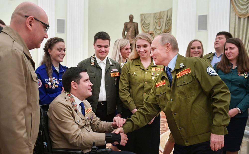 Студенты подарили Путину бойцовку