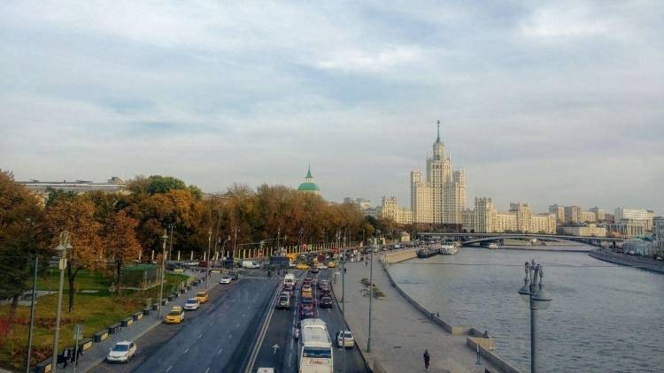 Спасатели вытащили мужчину из Москвы-реки в районе Крымского моста
