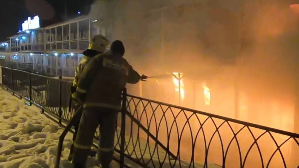 Крупный пожар случился в гостинице на воде в Ивановской области