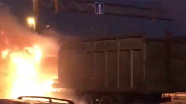 Видео: горящий КАМАЗ перекрыл половину кольца на юге КАД