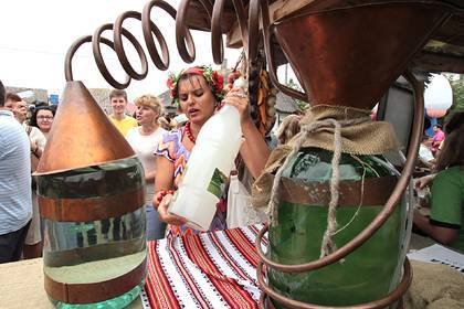 Украинские депутаты вступились за любителей самогона