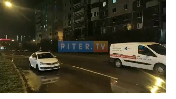 Из-за прорыва трубы в Петербурге автомобиль провалился в промоину