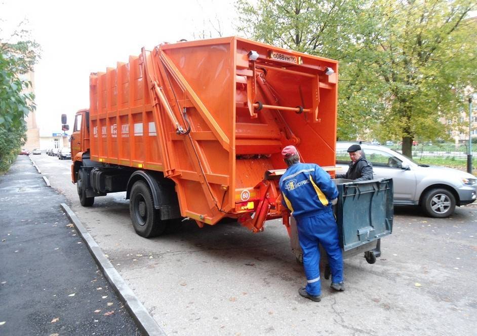 Неплатежи юридических лиц за вывоз мусора в России достигли 70%