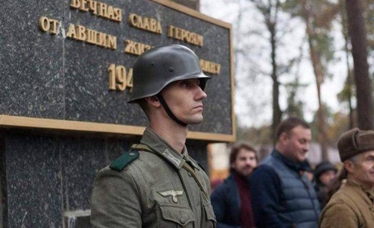 На Киевщине «почётный караул» гитлеровцев осквернил братскую могилу красноармейцев