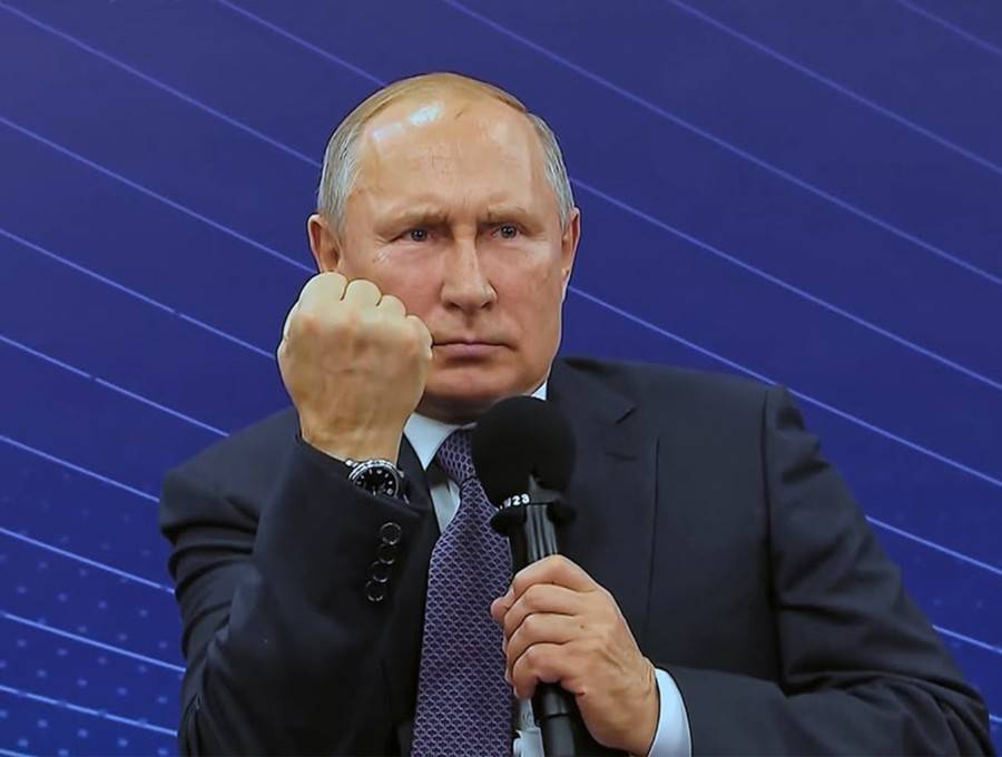 Песков назвал кулак Путина "чудесной рекомендацией"