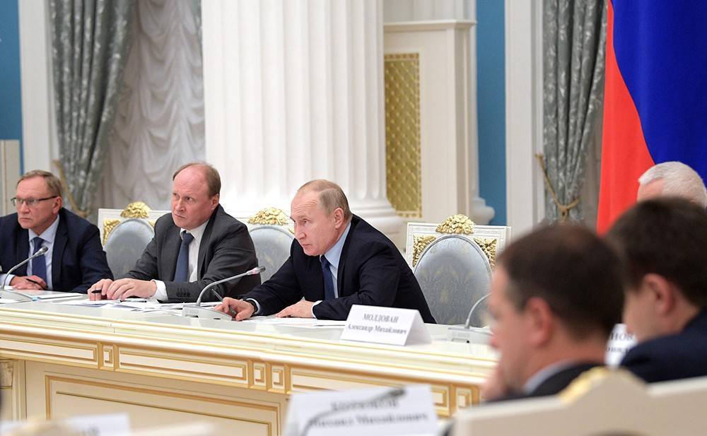 "Нужны коррективы": Путин раскритиковал работу главы Минобрнауки