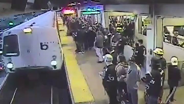Невероятное спасение нетрезвого болельщика, упавшего под поезд, попало на видео