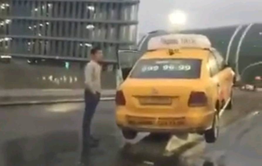 Видео: возле аэропорта Домодедово заметили "взлетающее" такси