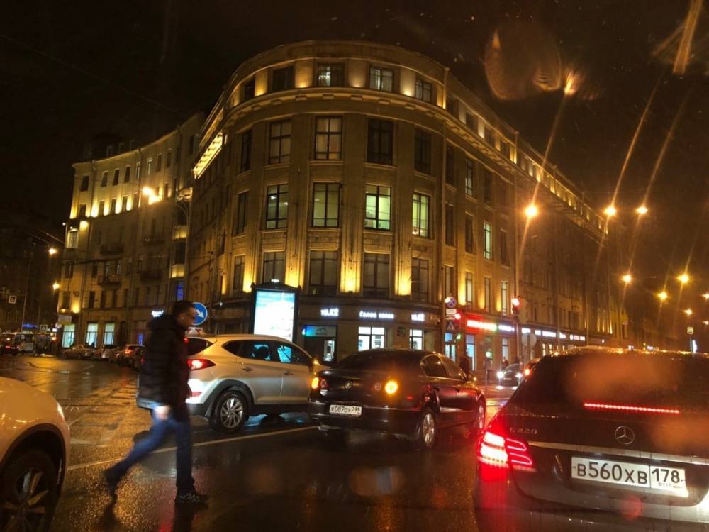 Нарушители ПДД спровоцировали транспортный коллапс на площади Стачек