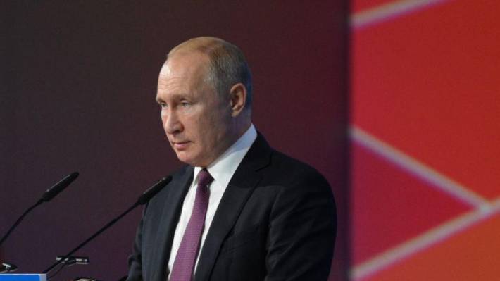Путин призвал продолжить работу по повышению зарплат учителей, но не допускать перекосов