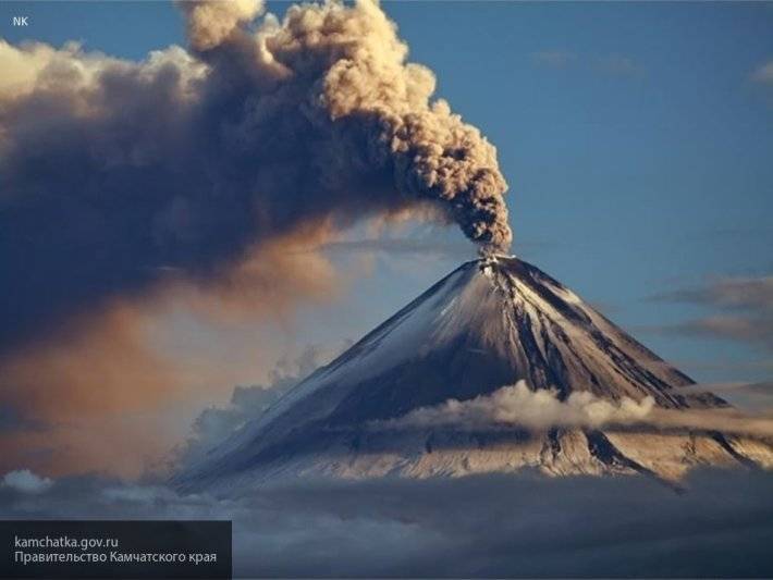Камчатский вулкан Шивелуч выбросил столб пепла на высоту шесть километров