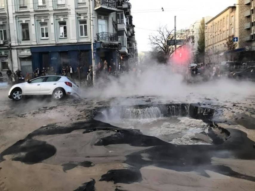 В центре Киева на дороге провалился асфальт из-за того, что прорвало трубы (Фото)