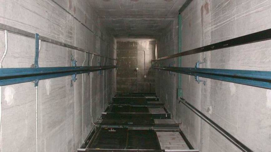 Из шахты лифта в роддоме на Солидарности достали двух рабочих с переломами рук и ног
