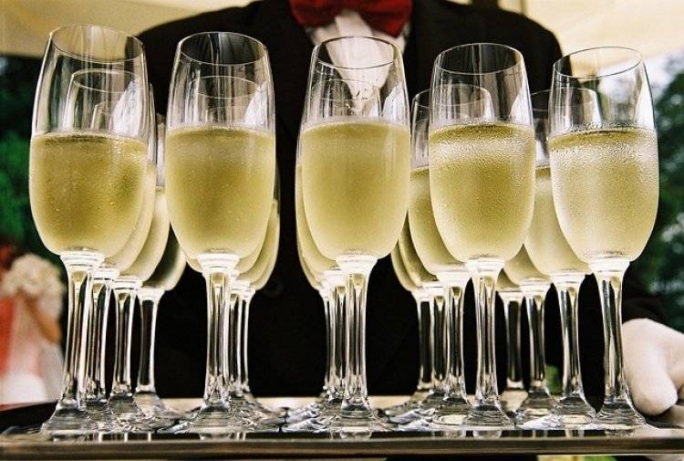 108-летняя британка назвала шампанское секретом своего долголетия