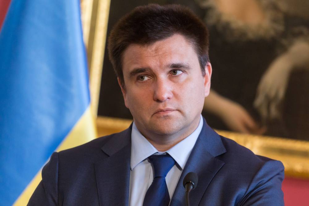 Экс-глава МИД Украины заявил, что "швырнул" документы в Лаврова