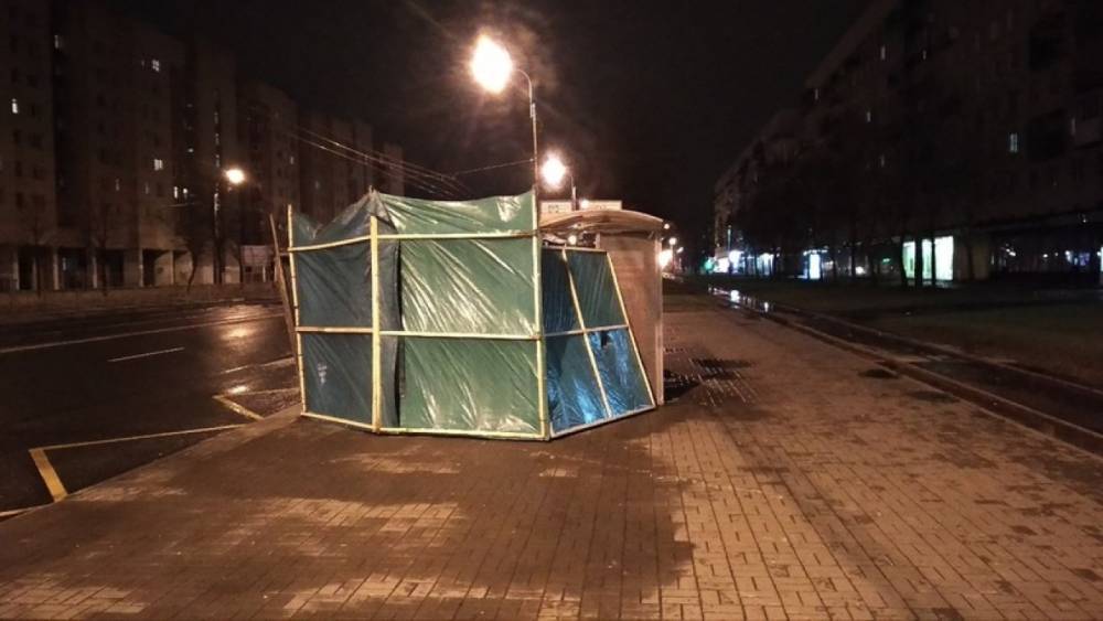 Унесенная ветром палатка прижалась к остановке на Пограничника Гарькавого и Ветеранов
