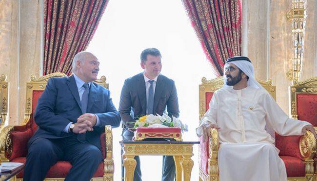 Лукашенко подарил правителю эмирата Дубай картину «Лошади»