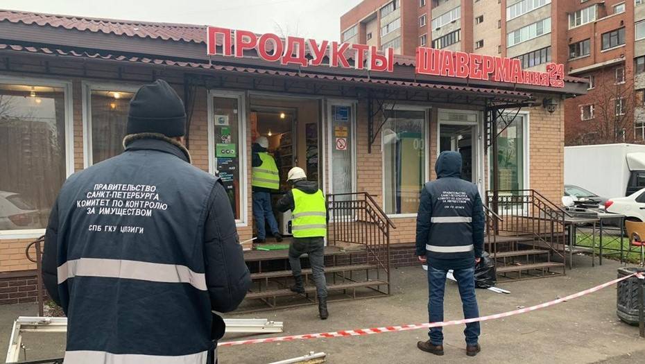 В Приморском районе Петербурга снесли незаконный павильон с продуктами и шавермой