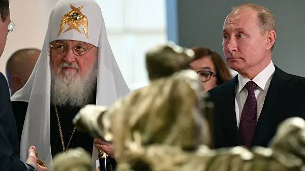 Путин и патриарх Кирилл посетили выставку «Память поколений» в Манеже