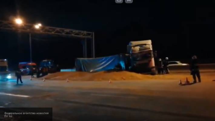 Опубликовано видео с места событий на МКАД, где перевернулась фура с зерном
