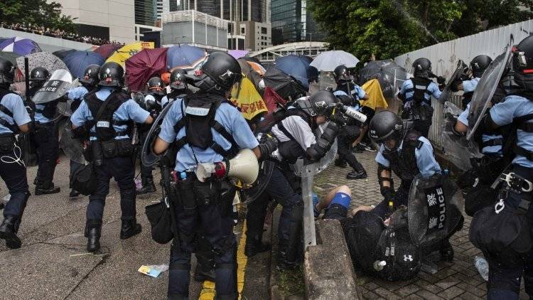 Неизвестный напал на парламентария в охваченном протестами Гонконге