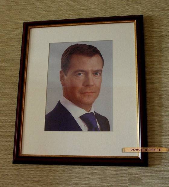 На Ямале уволили чиновника, включившего в тендер на утилизацию портреты Медведева