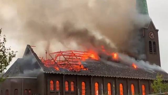 Видео: в Нидерландах сгорела старинная церковь