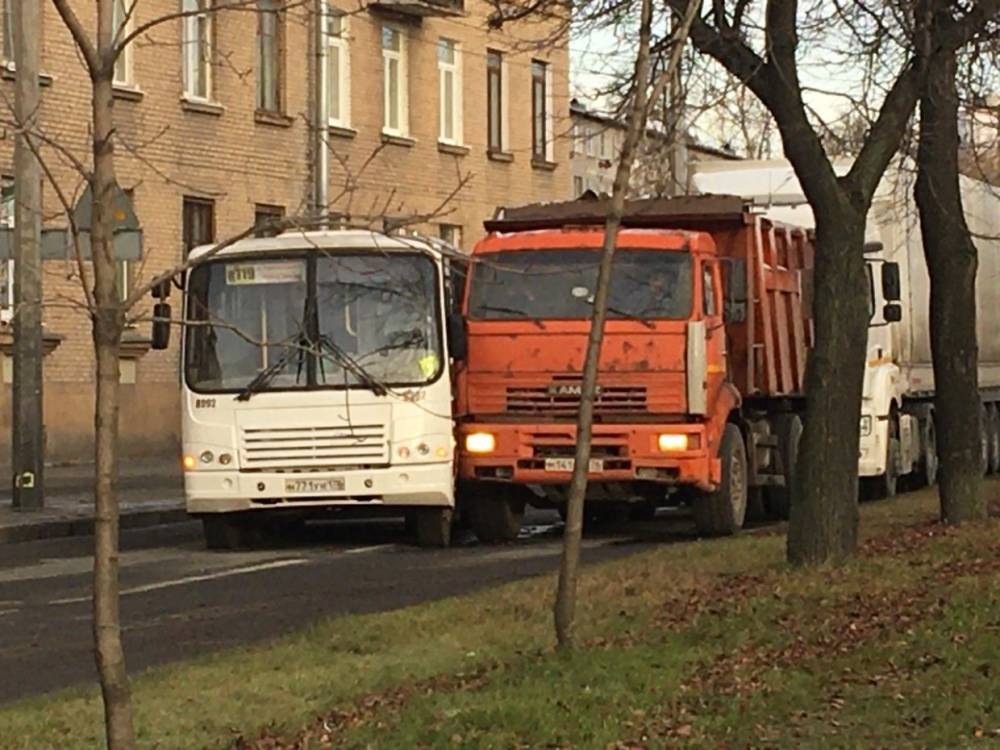 Проспект Большевиков заблокировала авария с маршруткой и «КамАЗом»