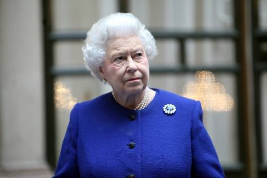 Елизавета II перестанет носить натуральный мех