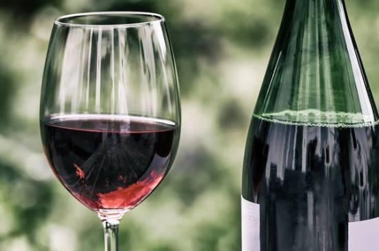 Комитет Госдумы поддержал законопроект, запрещающий подслащивать вино