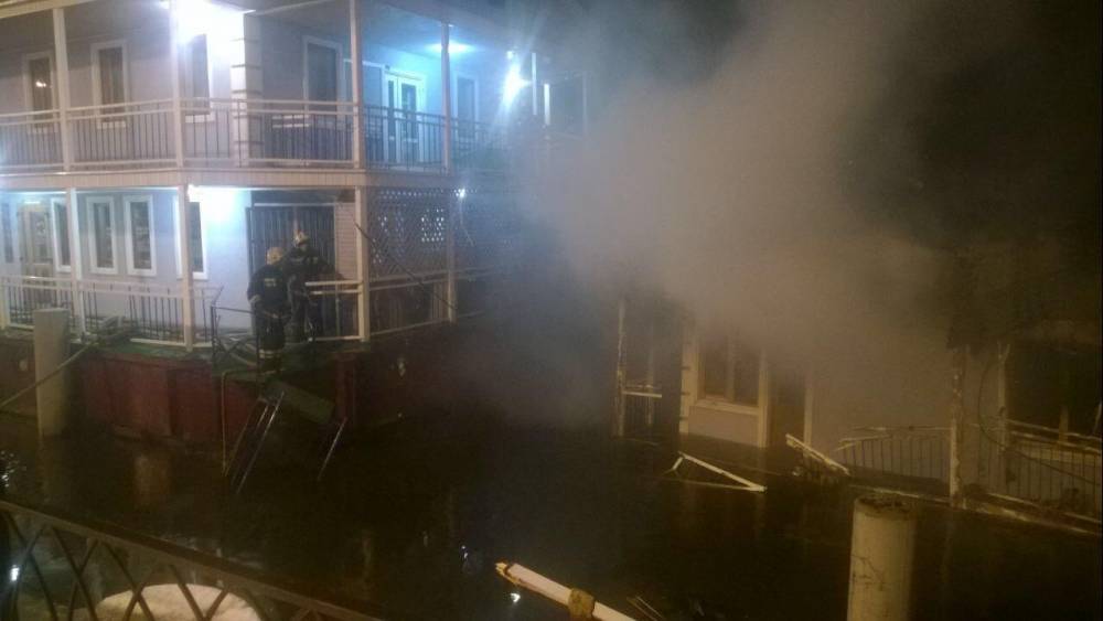 Видео: отель на воде полыхает в Ивановской области