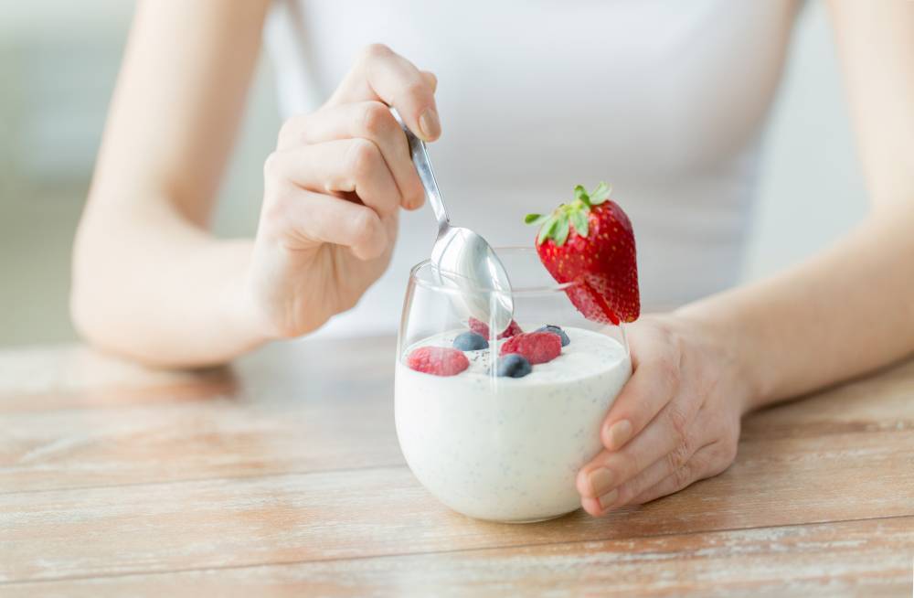 Врачи заявили о вреде йогуртов на завтрак
