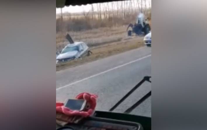 Видео последствий столкновения иномарки и трактора на кузбасской трассе попало в Сеть
