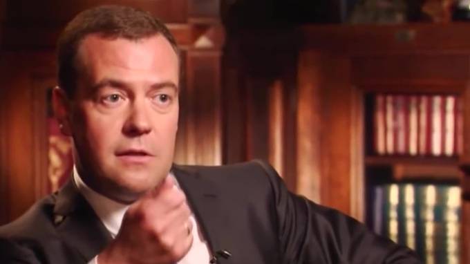 Дмитрий Медведев уволил куратора мусорной реформы в Минприроды