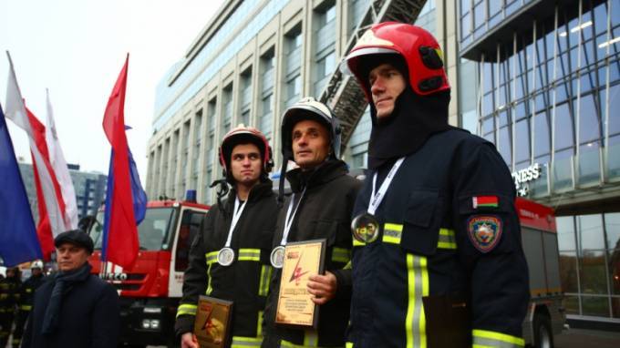 Пожарный из Белоруссии покорил небоскреб Петербурга
