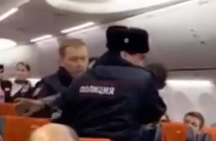 Гражданина Азербайджана осудили на два года колонии за хулиганство на борту самолета