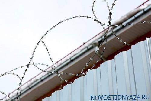 В Красноярске сотрудник ФСИН окунул заключенного головой в унитаз