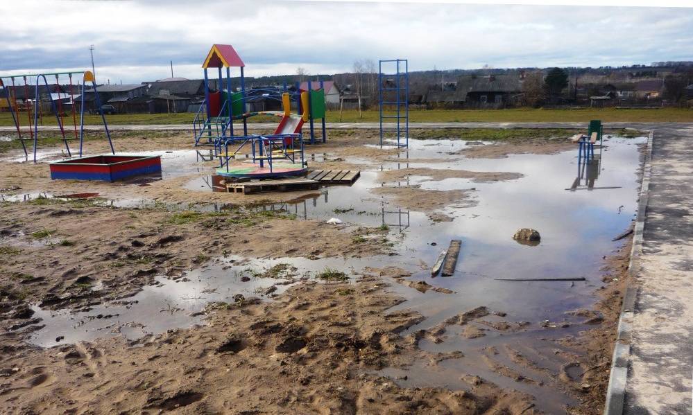 Нижегородский глава района назвал позором новую детскую площадку в грязи за 2,5 млн рублей