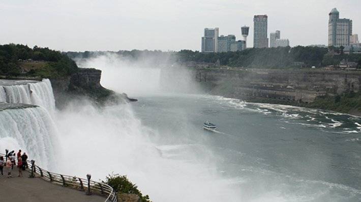 Шторм в Канаде сдвинул к водопадам Ниагары застрявшее 100 лет назад судно