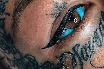 «Девушка-дракон» сделала экстремальную татуировку на глазах и лишилась зрения
