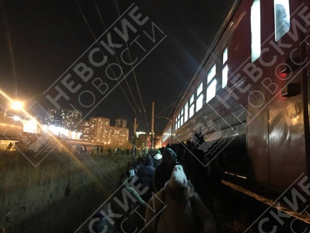 В Петербурге на переезде у Приморского шоссе электричка сбила человека