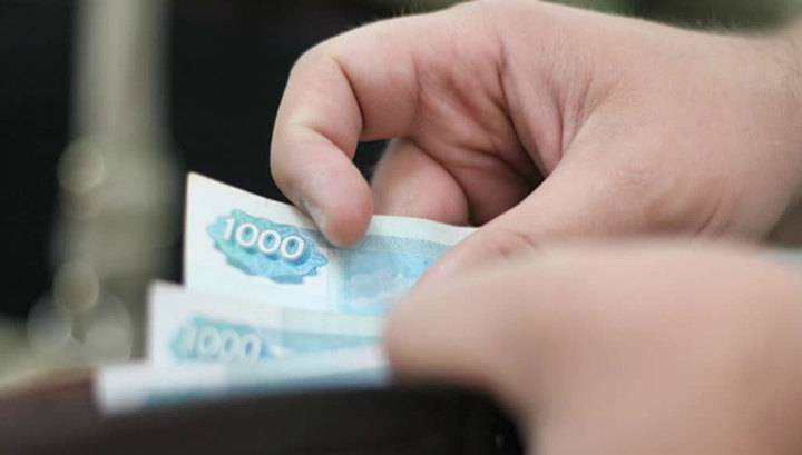 Полицейский в Москве попытался съесть 10 тысяч рублей взятки