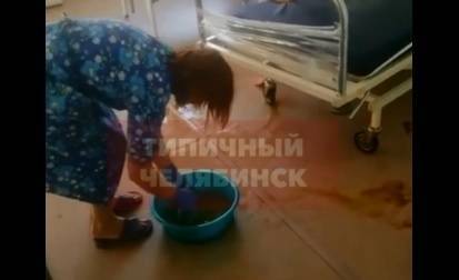 На Южном Урале комиссия минздрава проверит больницу, где уборщица помыла пациентке лицо грязной тряпкой