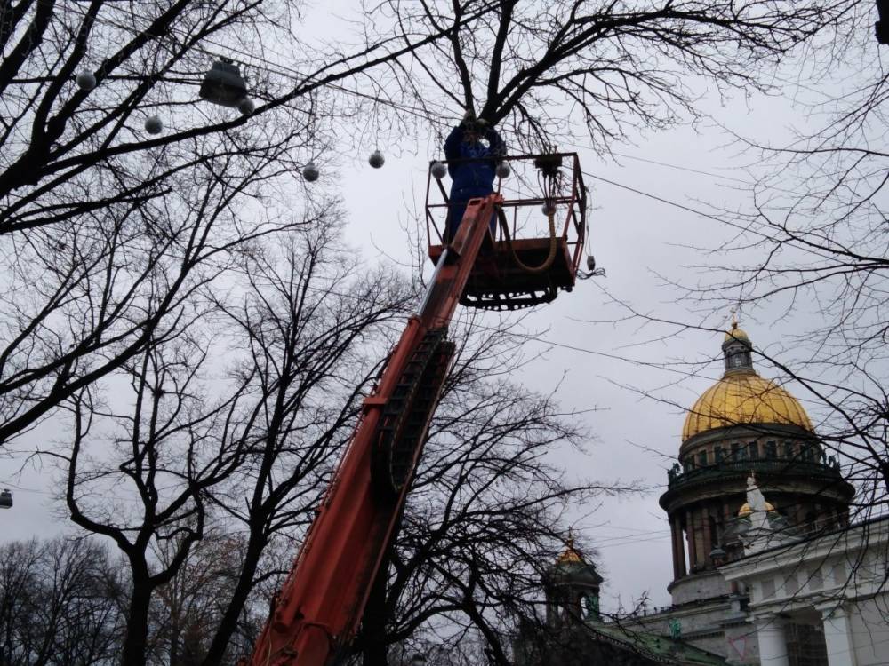 В центре Петербурга начали устанавливать новогоднюю иллюминацию