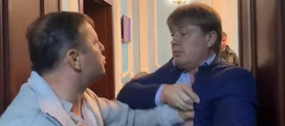Ляшко набросился на пухлого Зе-депутата в аэропорту: Видео драки