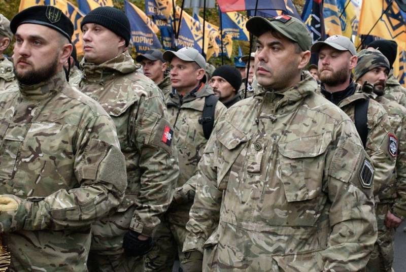 Вооруженные националисты прибывают к месту разведения сил на Донбассе