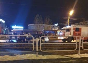 В Челябинске автомобиль вылетел на трамвайные пути