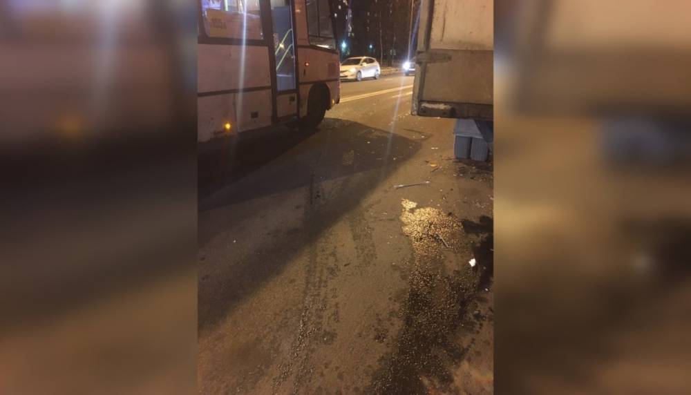 Chevrolet Cruze спровоцировал аварию и скрылся с места происшествия в Невском районе