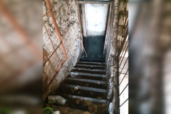 Жители затопленного отходами канализации дома в Саратове требуют расселения